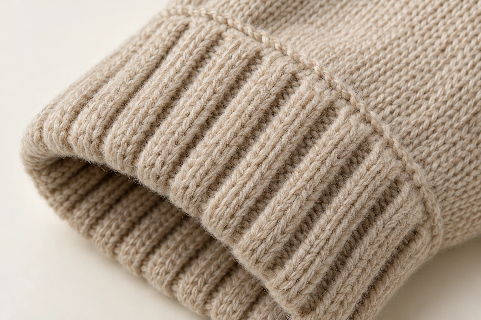 Ribbed glove cuff and its knitted join